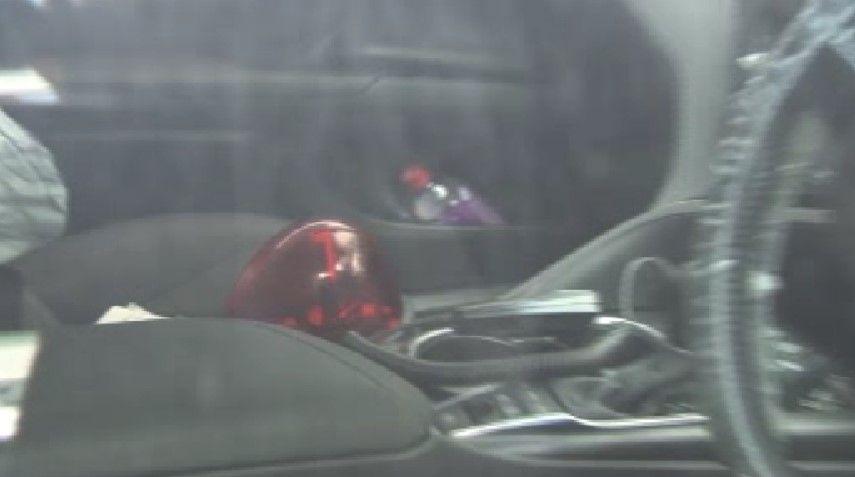 車内には赤色灯が