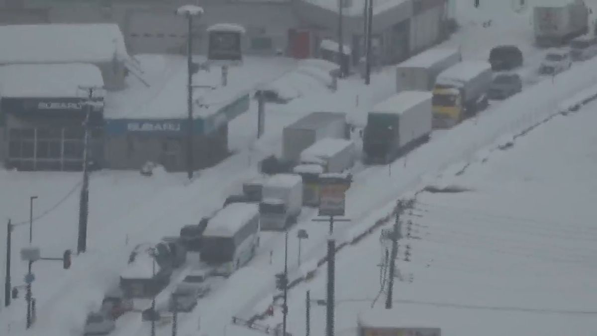 2022年12月　大雪の影響で柏崎市や長岡市などを通る国道で車の立ち往生が発生。