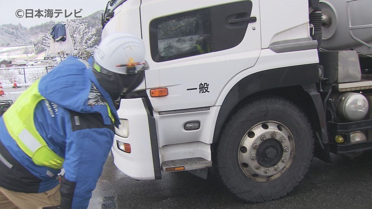 山陰地方で上空に寒気が居座り断続的に雪　鳥取自動車道の除雪基地では国交省の職員が車のタイヤチェックを実施