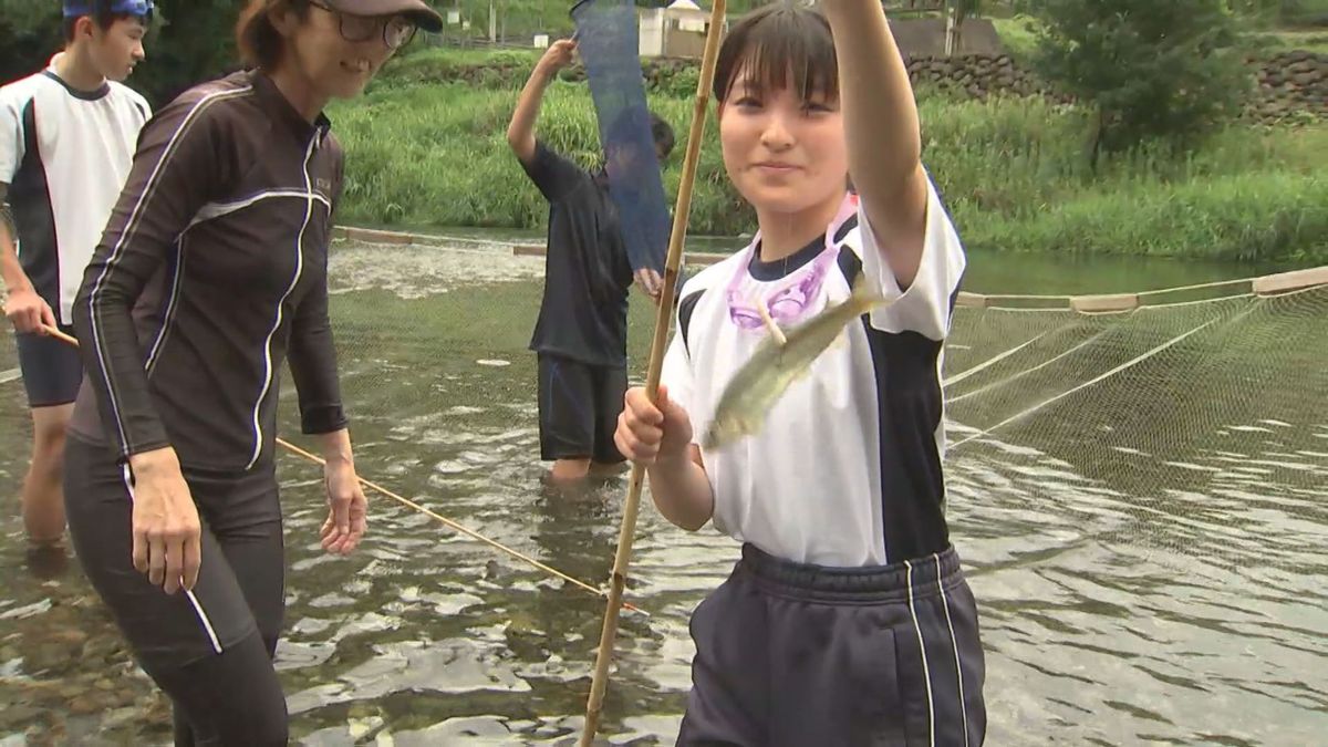 中学生が伝統漁法「アユのちょんがけ」を体験　生徒「取るこつが分かってきて楽しい」　大分