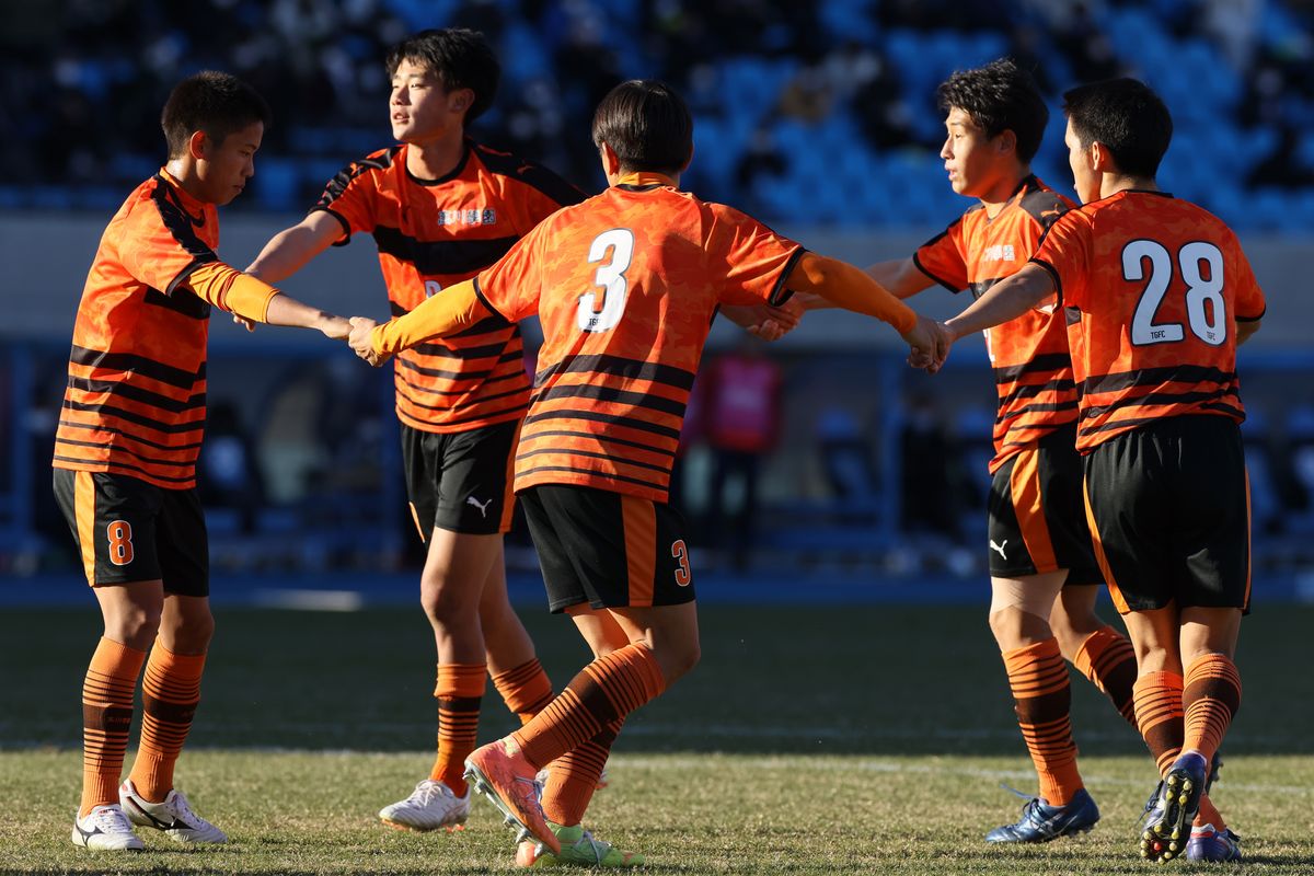 セットプレーのゴール前で手をつなぐ高川学園(山口)