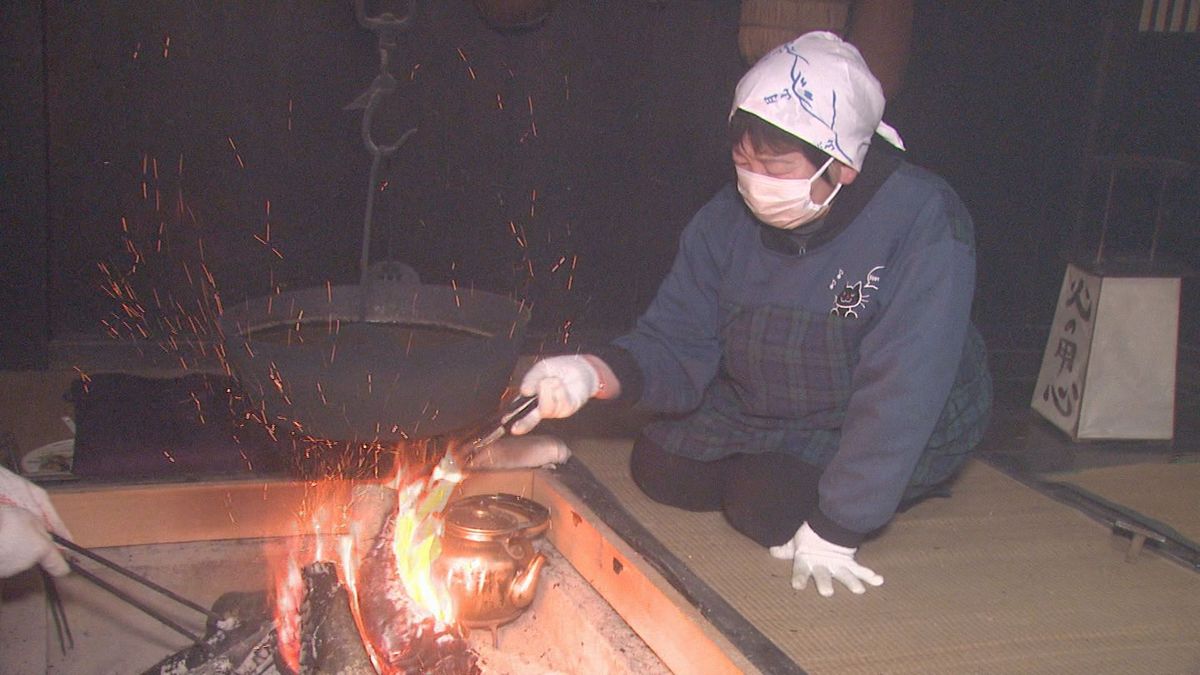 鶴岡市の多層民家で冬の風物詩の「いぶり出し」　煙でかやぶき屋根に潜む害虫退治