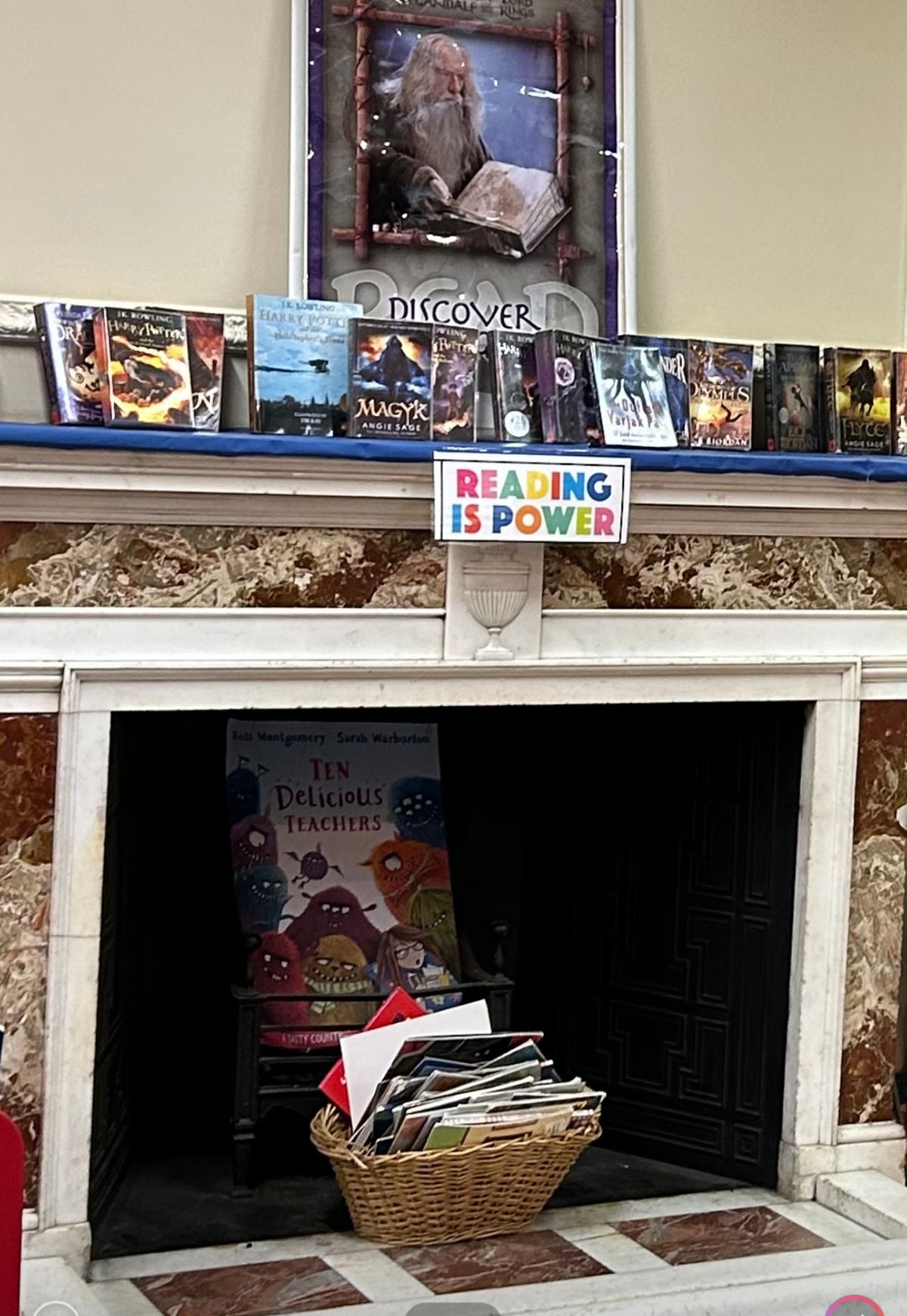 寮の図書室のポスター「読書は力なり」