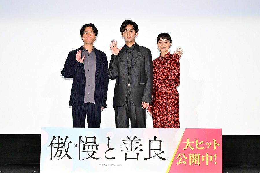 萩原健太郎監督（左）、藤ヶ谷太輔さん（中央）、奈緒さん（右）（C）2024　映画「傲慢と善良」製作委員会　配給：アスミック・エース