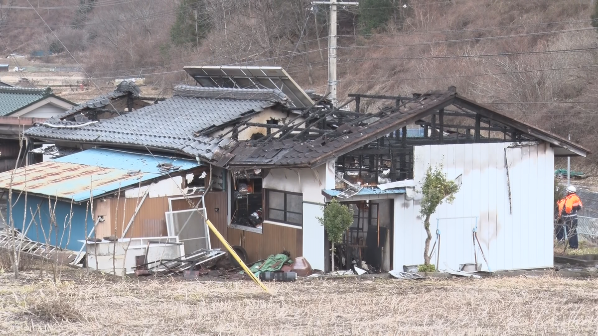 上田市で住宅全焼　73歳男性死亡　妻は外出していて無事　