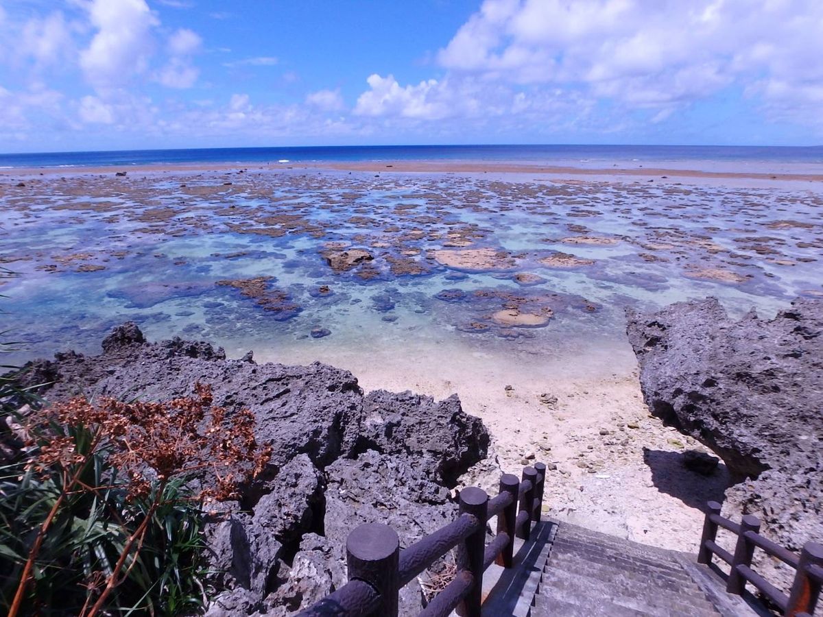 マイナス潮位の海（沖縄）