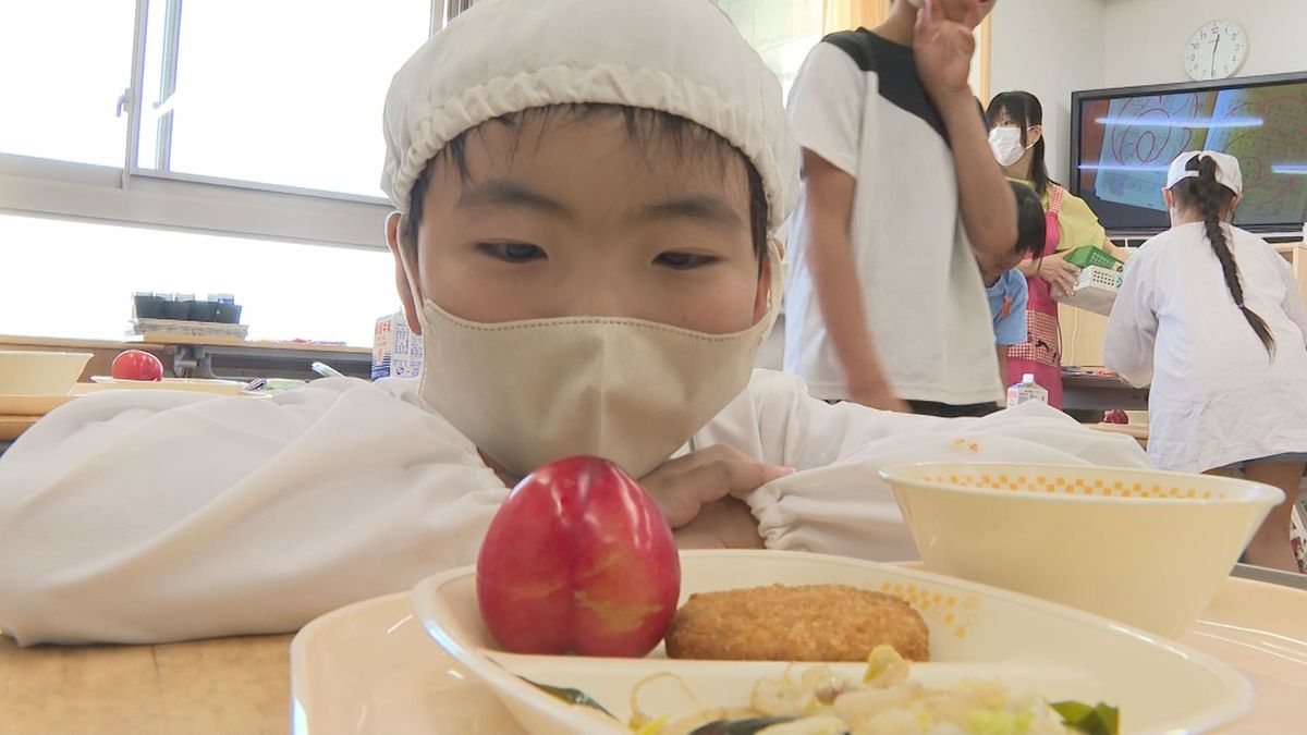 「うますぎます」　地元で採れた完熟スモモを味わう　山形市内の小学校の給食で提供