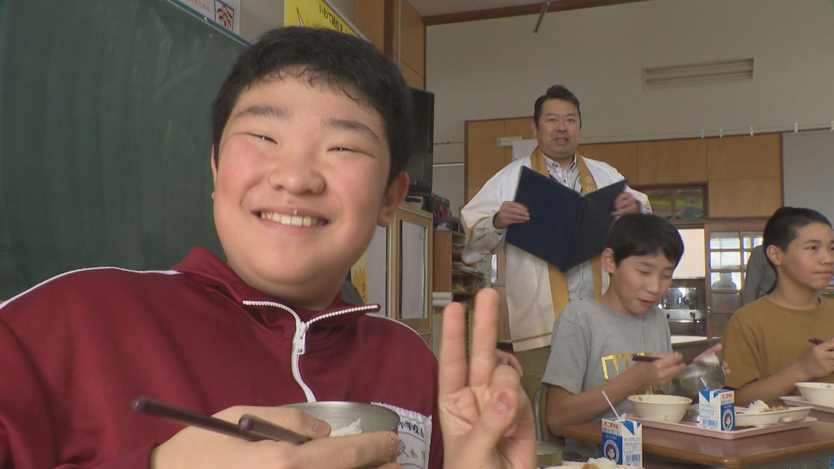 「カレーの辛い感じと合いそう」　岩手・平泉町の小学校でブランド米「金色の風」の給食　地元産の新米味わう