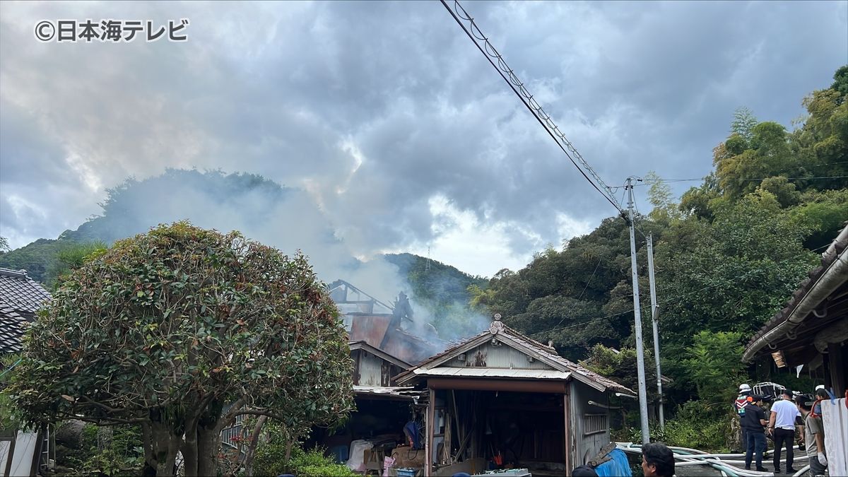 【速報】「建物内から大量に煙が出ている」　鳥取県湯梨浜町で建物火災　消防が消火活動中