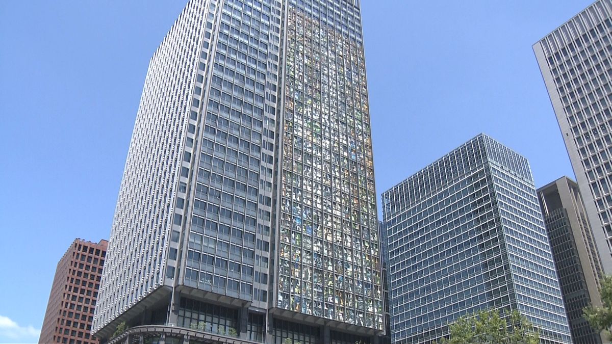 東京駅前ビルに巨大な壁画　きょうから展示