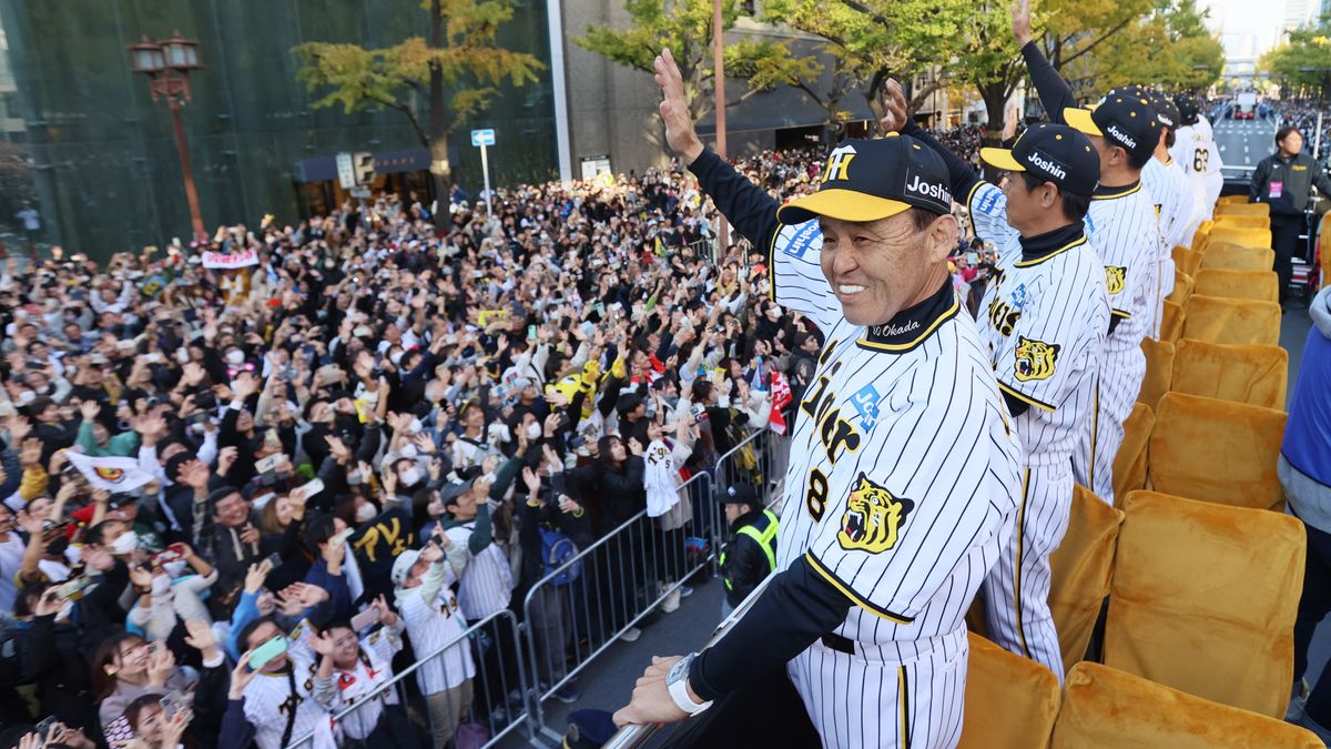 優勝パレードでファンに手を振る阪神・岡田彰布監督（写真：時事）