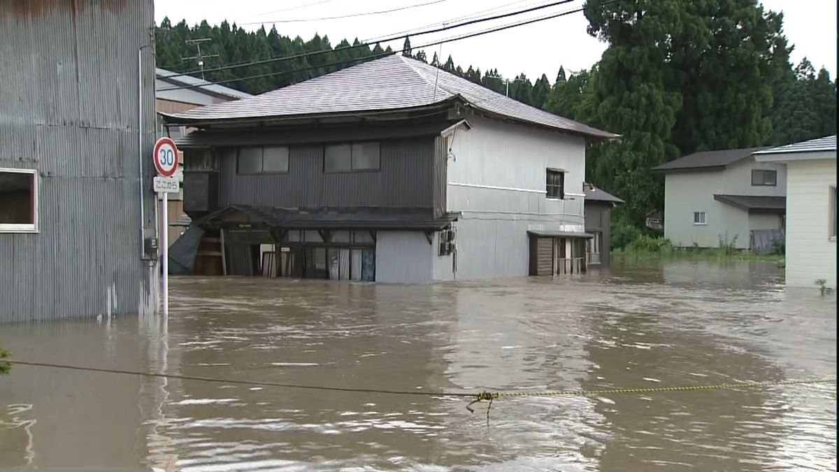 秋田で大雨　雄物川氾濫、水が住宅街に…