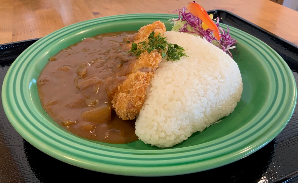 トンカツをトッピングしたボリューミーな「七越本店」のダムカレー