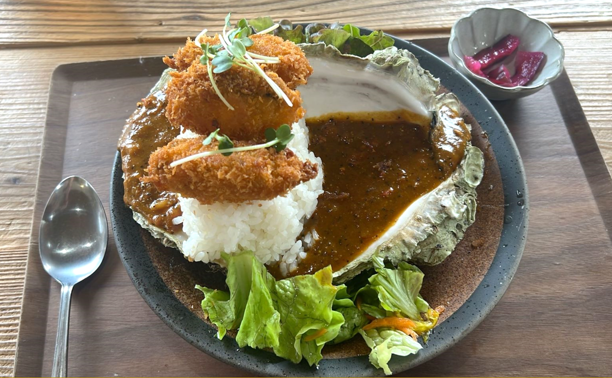 “鳥羽河内ダム”をイメージした「ダムカレー」販売開始　ごはんの“堰堤”にトンテキの“ダム”も…　食べた人しかもらえない限定カードも配布！　三重・鳥羽市