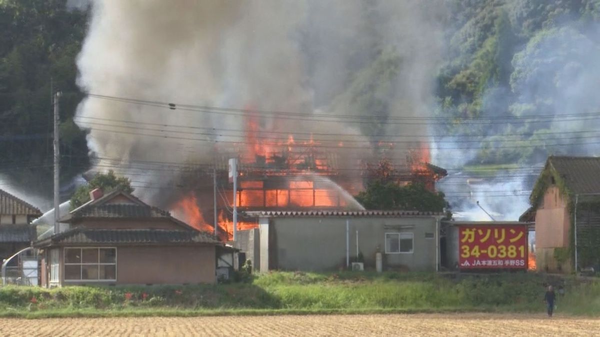 火事現場(天草市五和町･1日午後2時半頃)