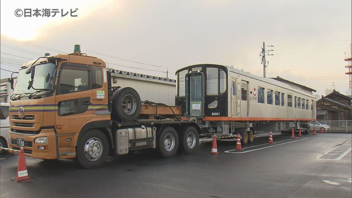 一畑電車の新型車両を乗せたトレーラーが移動中に電線を切断　車両のパンタグラフが引っ掛かる　移動中に振動でパンタグラフが上がったか　島根県安来市