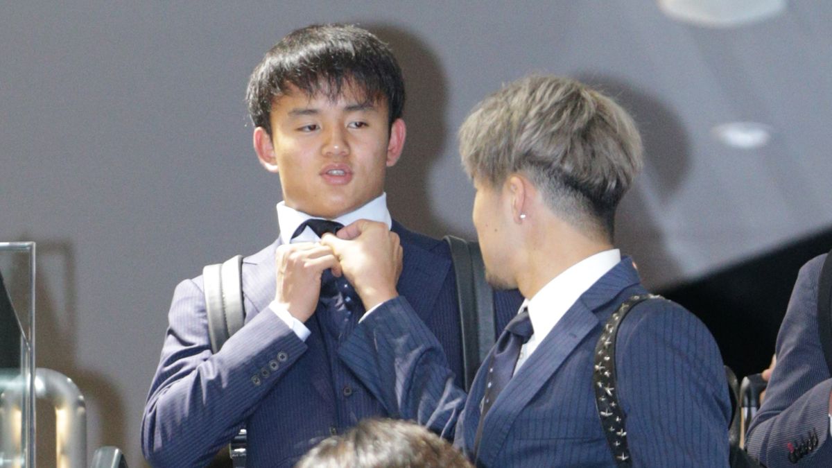 中山雄太選手にネクタイを直してもらっている久保建英選手(写真：日刊スポーツ/アフロ、2019年6月撮影)