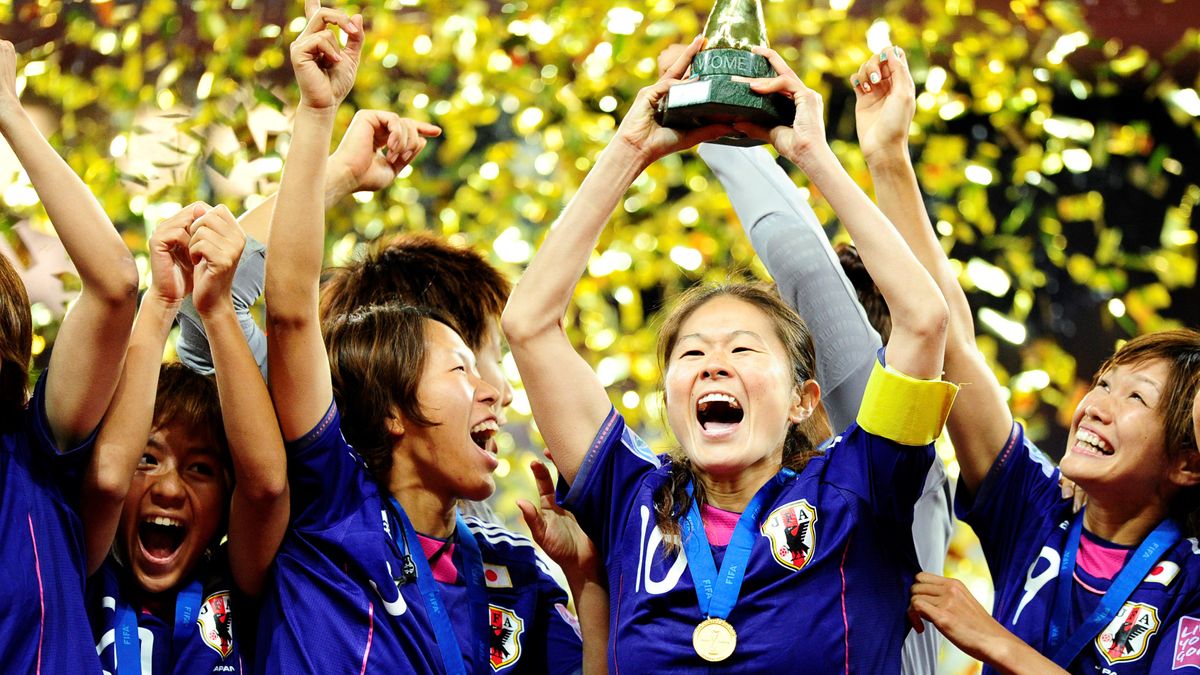 2011年女子W杯で世界一に輝いたなでしこジャパンの岩清水梓選手と澤穂希さん(写真:アフロ)