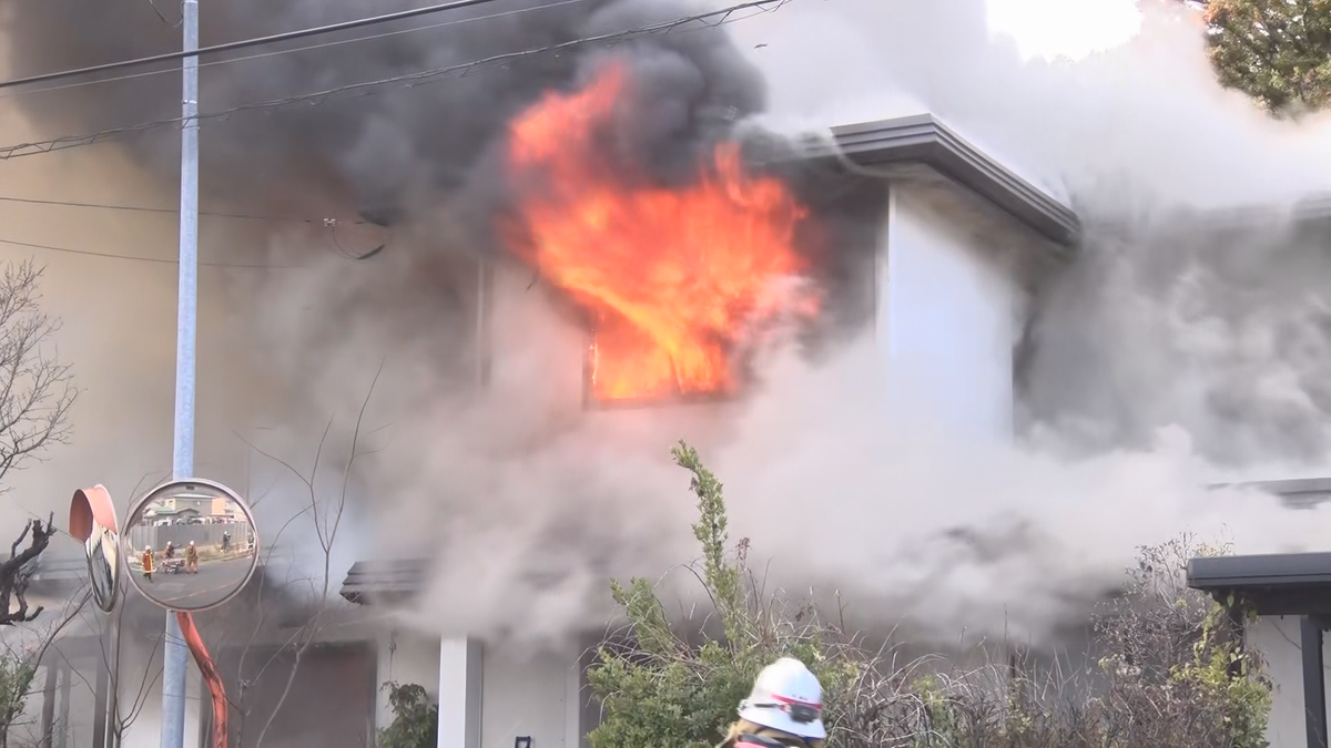 【速報】激しい炎に包まれる住宅　岡谷市で住宅火事　１人が病院に搬送