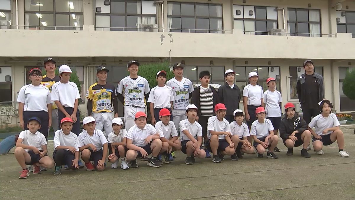 大分Bーリングスの選手たちが小学校で野球教室　キャッチボールやバッティングの技術など伝える　