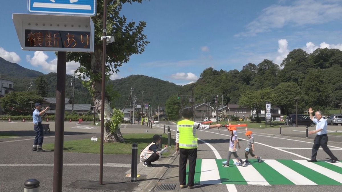 横断歩道を渡る人の存在を知らせる電光掲示板 大野市に県内初登場