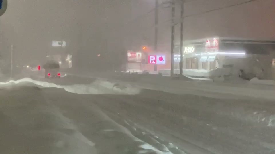 【大雪】「歩道のガードレールも雪に埋まる」　新潟市中央区からリポート　“顕著な大雪に関する情報”の新潟市では《新潟》