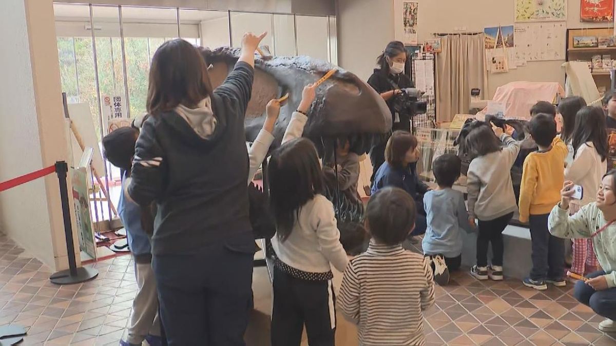 恐竜骨格標本のすす払い  園児も参加し新年を迎える準備へ　岐阜県博物館