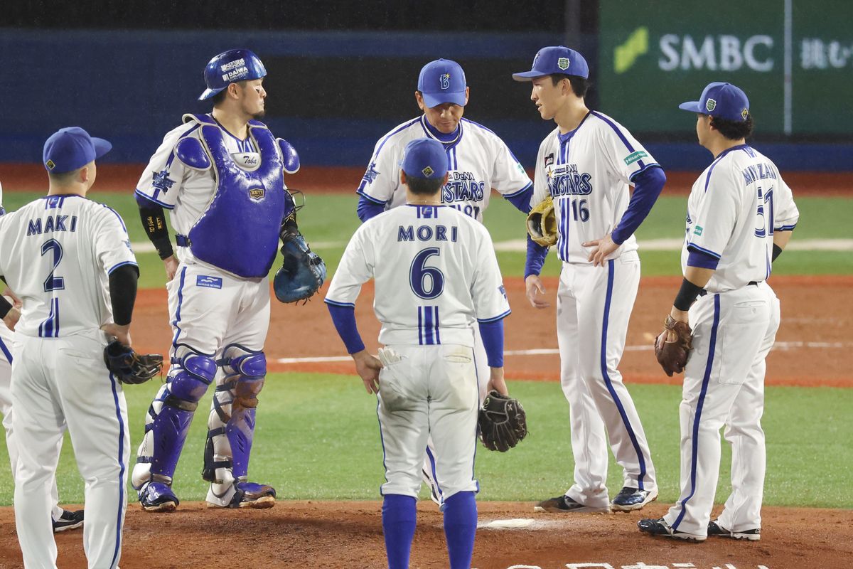 マウンドに集まる三浦大輔監督とDeNAナイン【写真：時事】