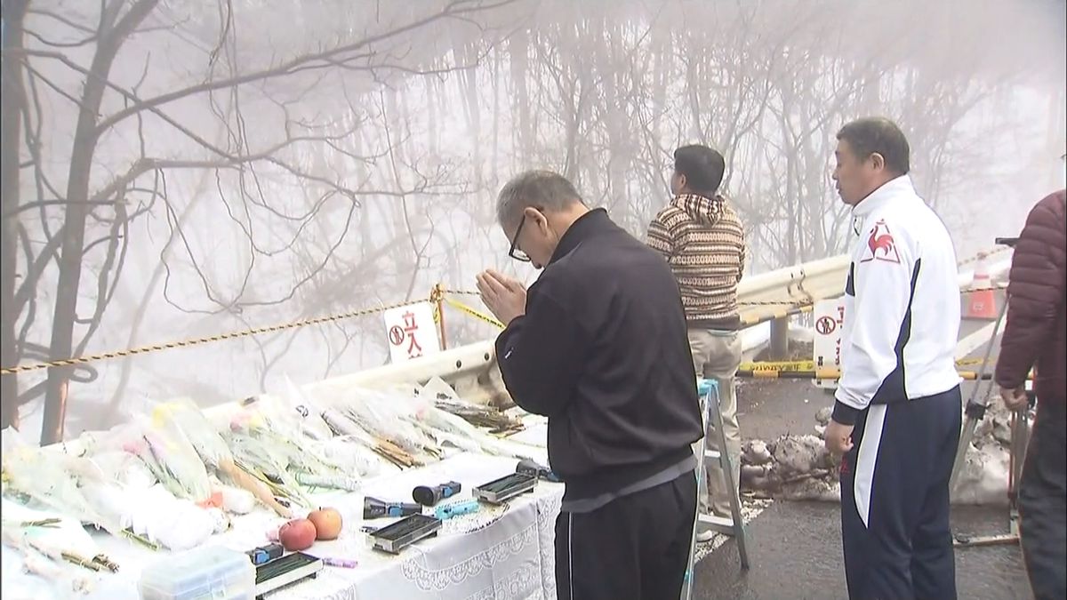 軽井沢バス事故　現場で続く犠牲者追悼