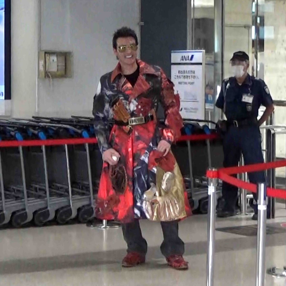 ど派手な衣装で沖縄入り　日本ハム新庄剛志監督　グラブちりばめた真っ赤なロングコート