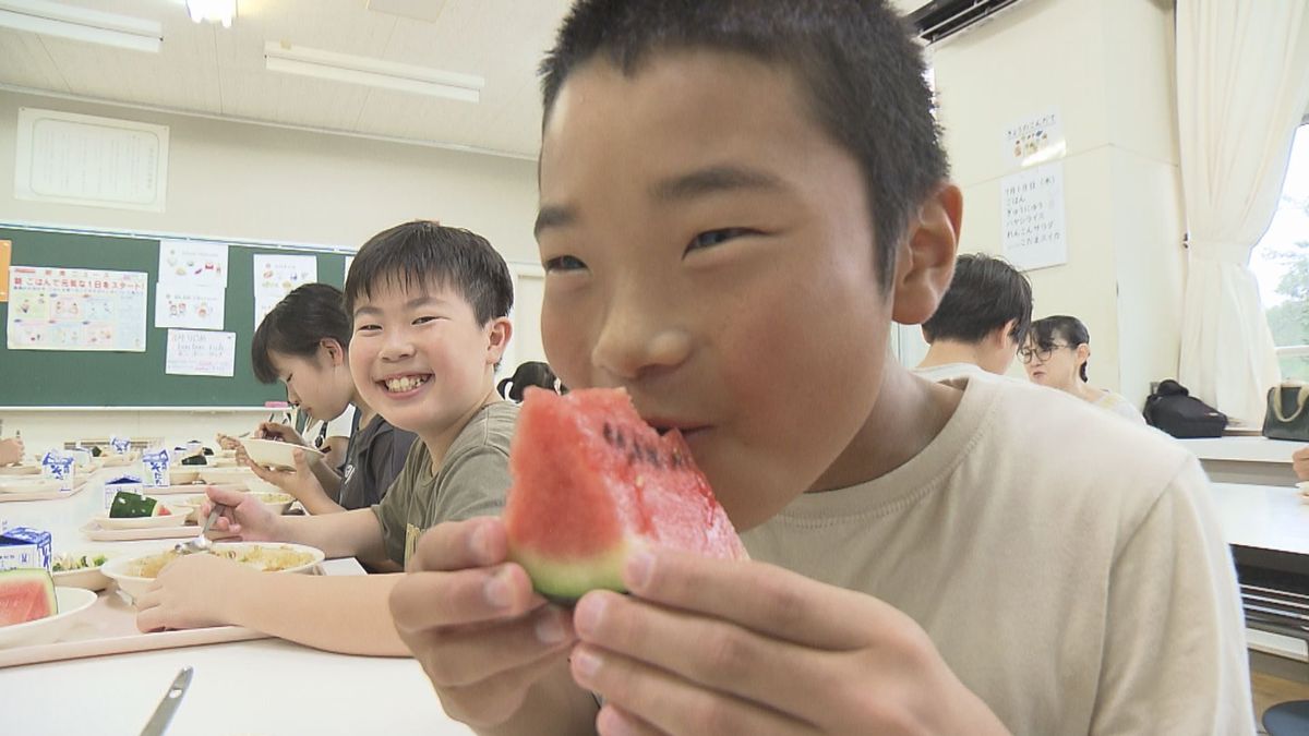 「ひとりじめbonbonリッチ」　尾花沢市の小中学校の給食に出された小玉スイカ　その味は…
