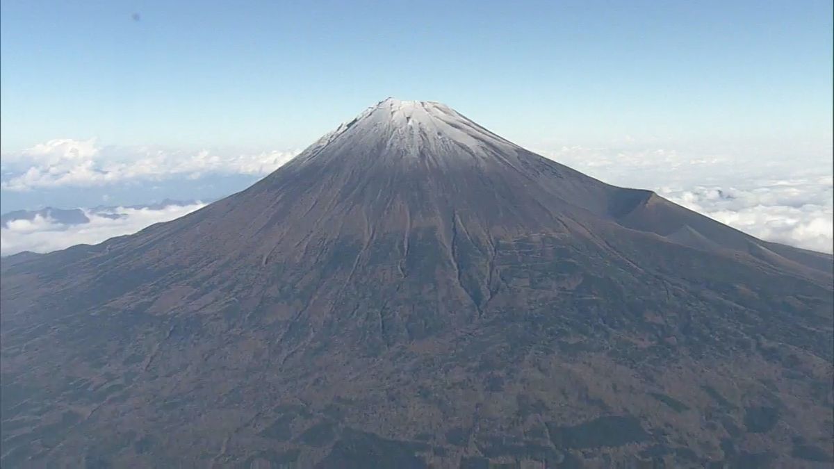 富士山で「初雪化粧宣言」麓の富士吉田市が発表 平年より33日遅く 山梨