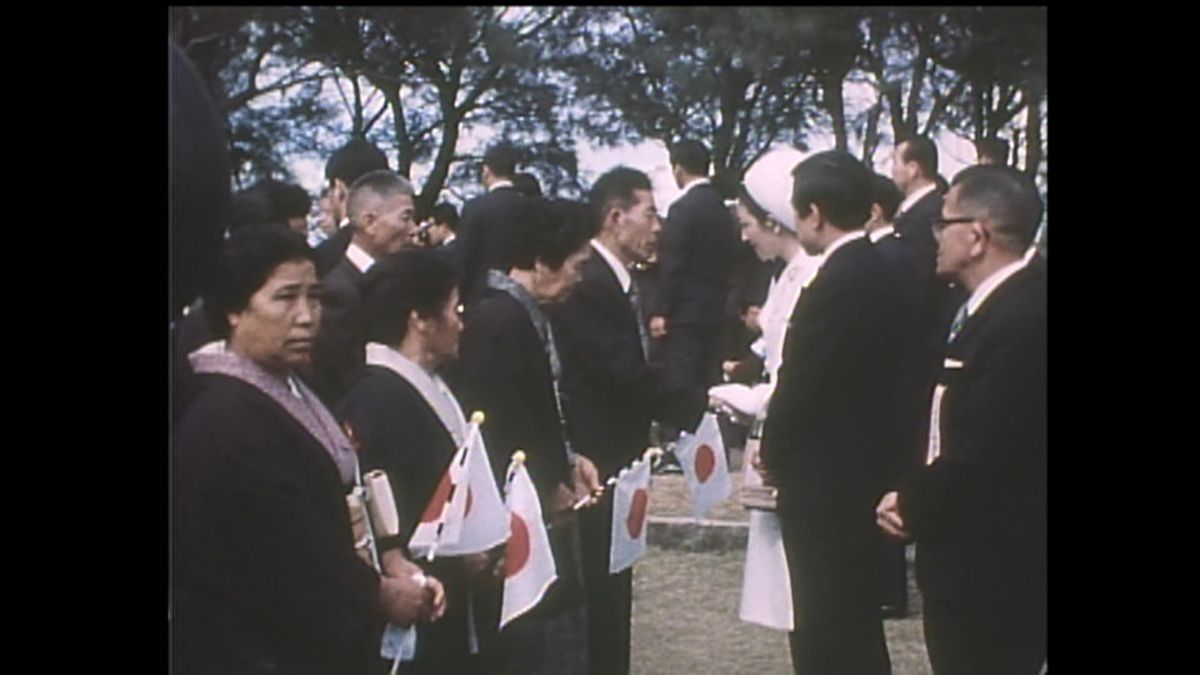 「芳魂之塔」の前で遺族代表らと面会された上皇ご夫妻　1975年1月17日