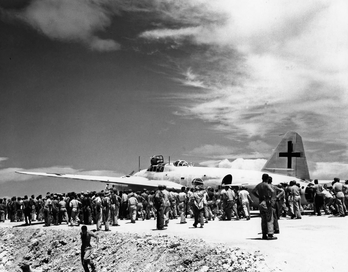 日本の降伏使節団を乗せた飛行機　1945年8月 沖縄・伊江島　写真:近現代PL/アフロ