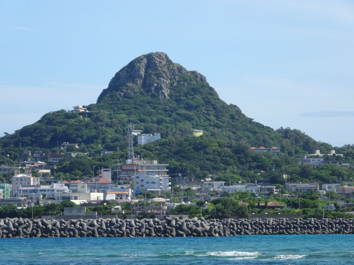 船から見た伊江島の城山　撮影・井上茂男