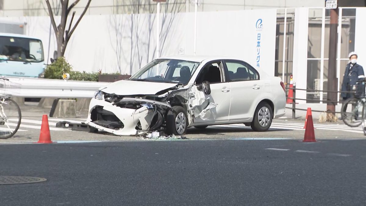 【速報】「車3台の事故で1台が横転」大阪・キタの繁華街で追突された車が横転　男性2人が病院に搬送