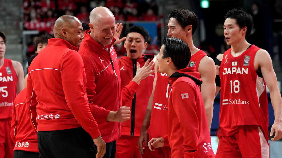 韓国代表と強化試合を行うバスケ男子日本代表(写真:AP/アフロ)