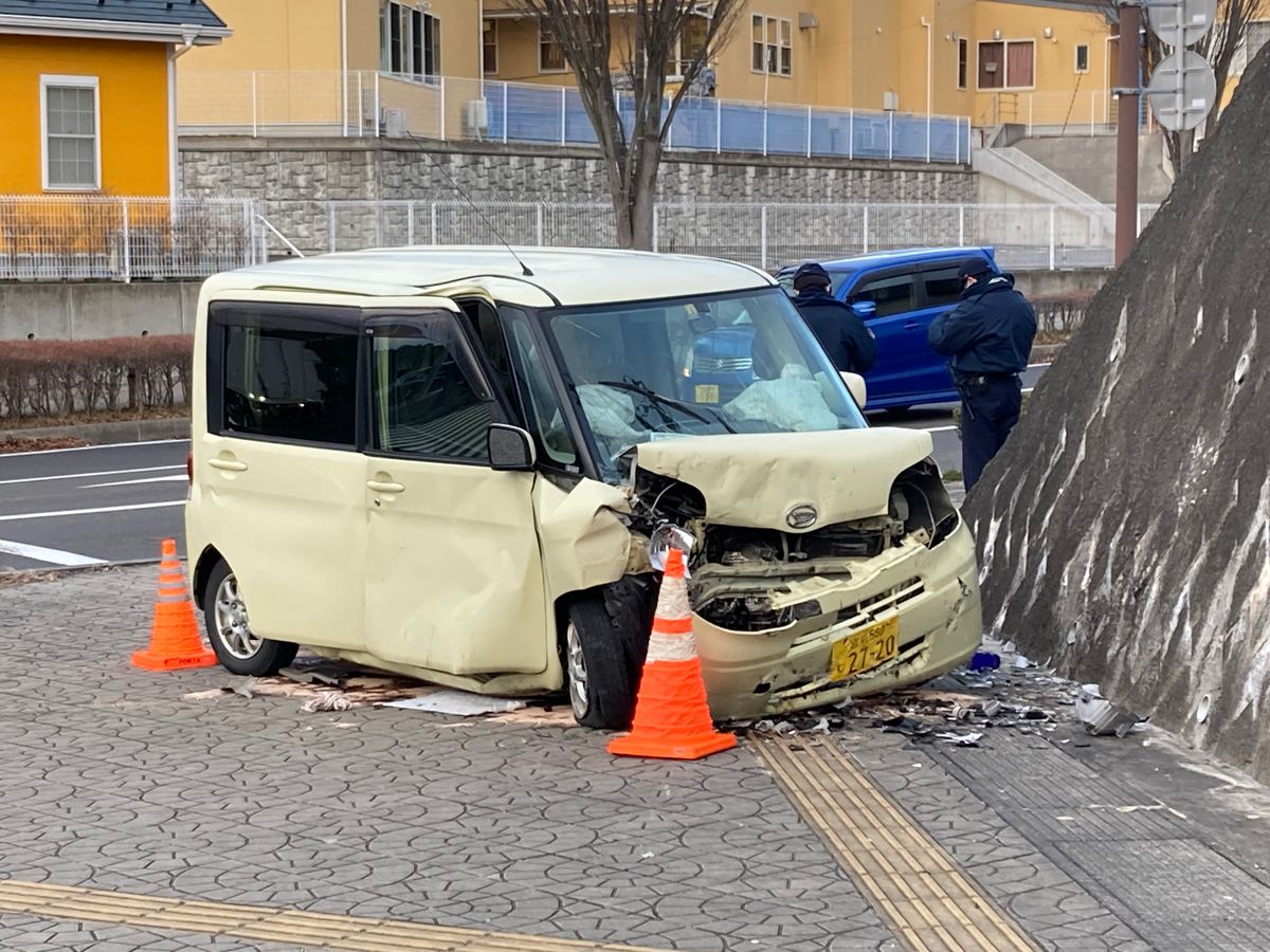 軽乗用車が歩道を超えコンクリートに突っ込む…車を運転していた30代男性がケガ ＜宮城・名取市＞