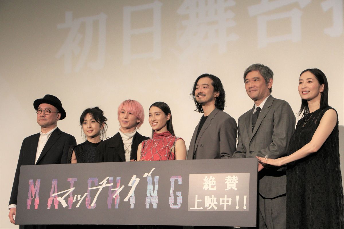 （左から）内田英治監督、斉藤由貴さん、佐久間大介さん、土屋太鳳さん、金子ノブアキさん、杉本哲太さん、真飛聖さん