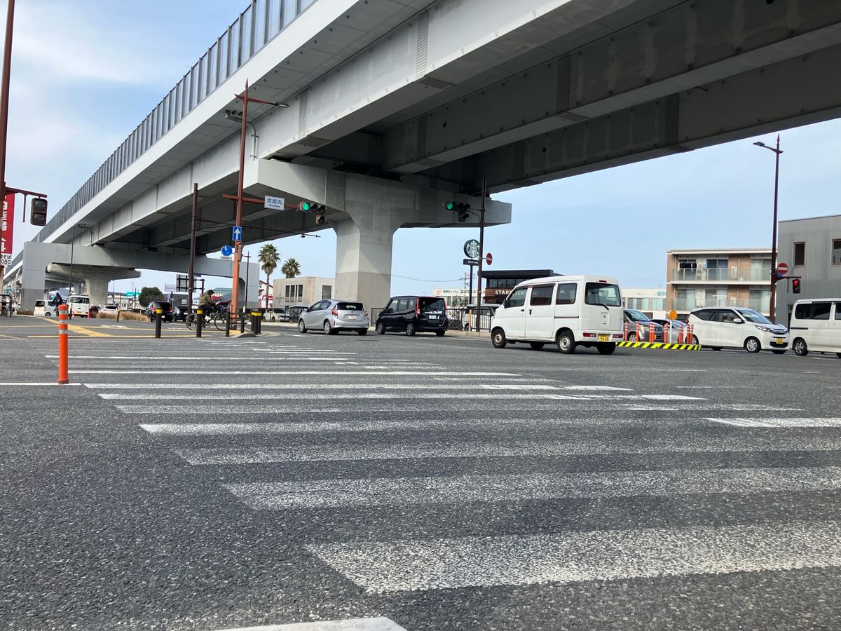 【速報】緊急走行中のパトカーと自転車が交差点で衝突　高校生がケガ