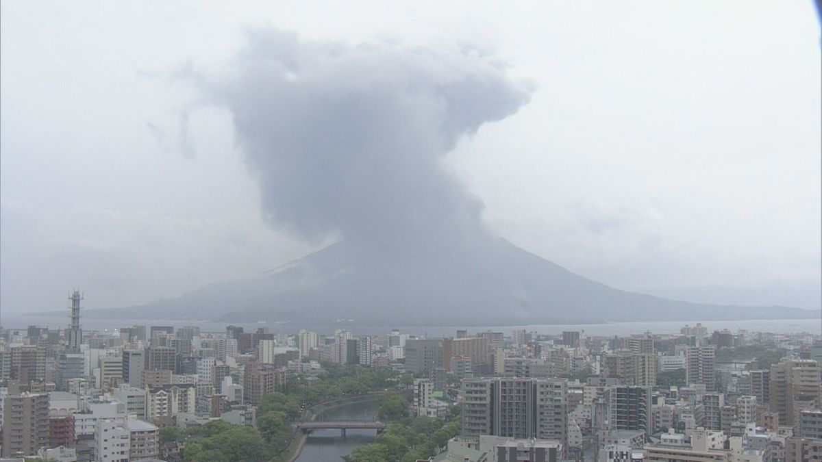 桜島で爆発　噴煙が火口から３０００ｍ高さまで上がる　灰雨が帰宅ラッシュ直撃