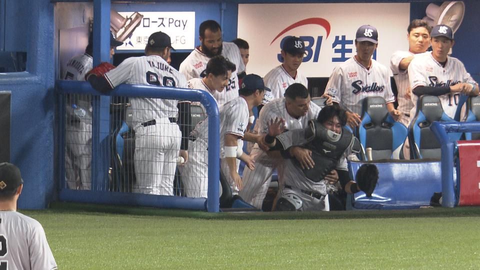 オスナ選手が山瀬慎之助選手をすかさず心配　大事にはいたらず