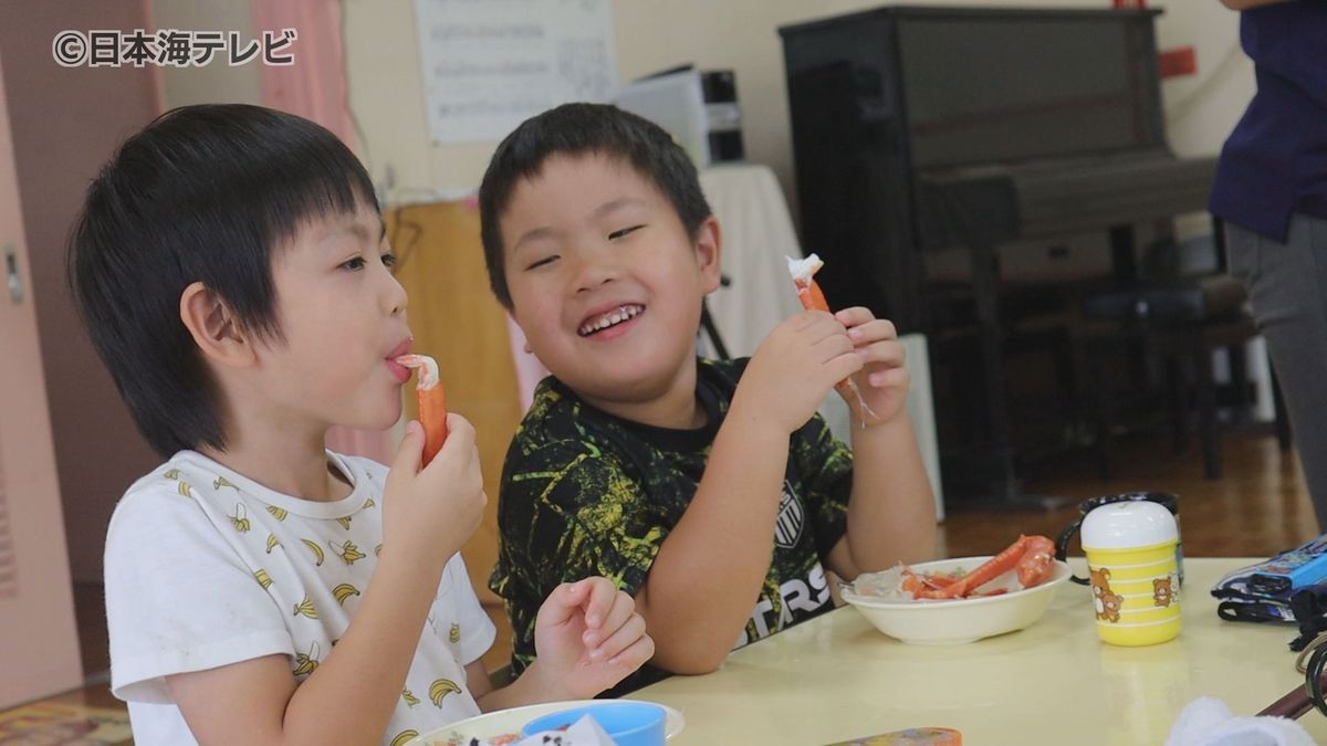 「いいにおいする」　ベニズワイガニで「かに集会」　園児が地元の食材を学ぶ　鳥取県境港市