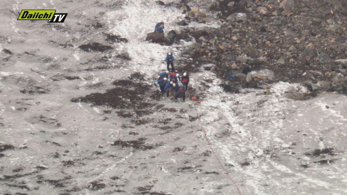 富士山火口内で静岡県警が救助作業