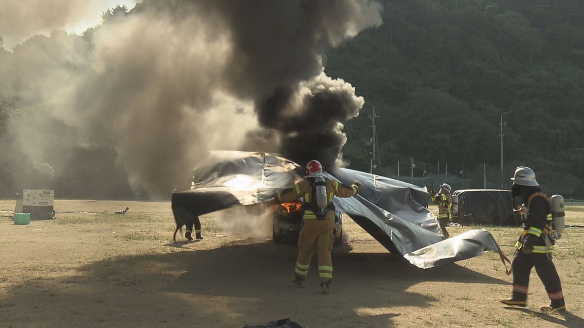 普及進む“EV車”の火災想定訓練…鎮火に使うのは耐熱2500℃「ファイヤーブランケット」
