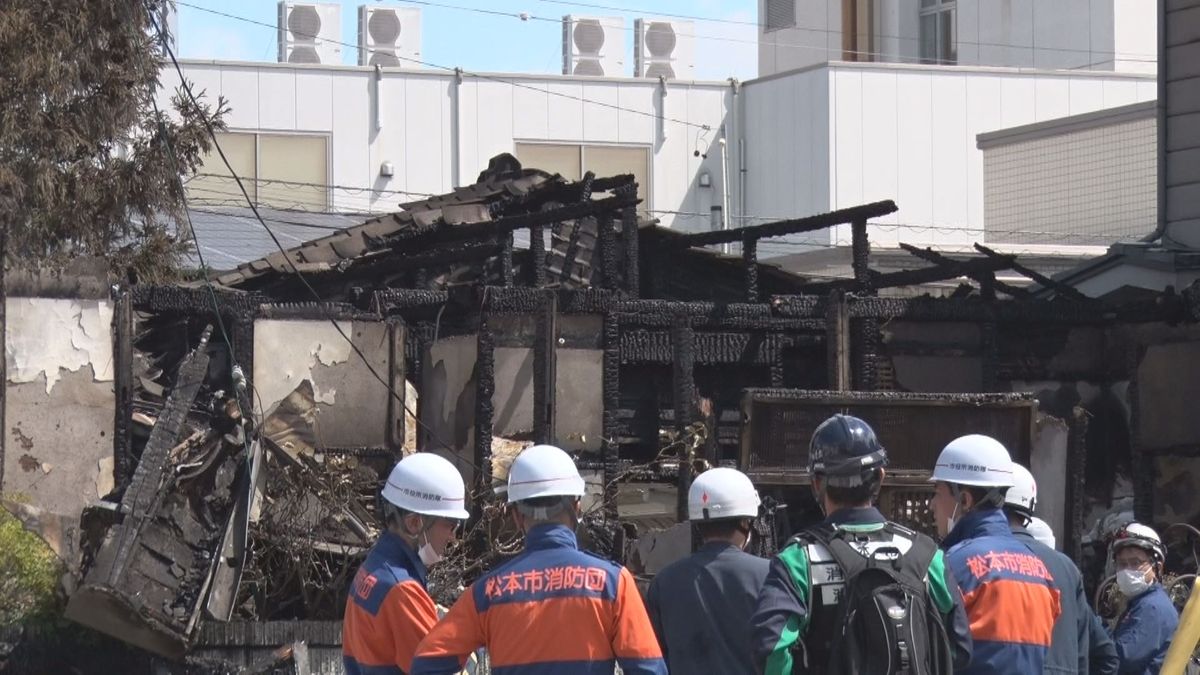 焼け跡から１人の遺体 一人暮らしの50代女性と連絡取れず　松本で住宅全焼　隣接する住宅２棟も焼く