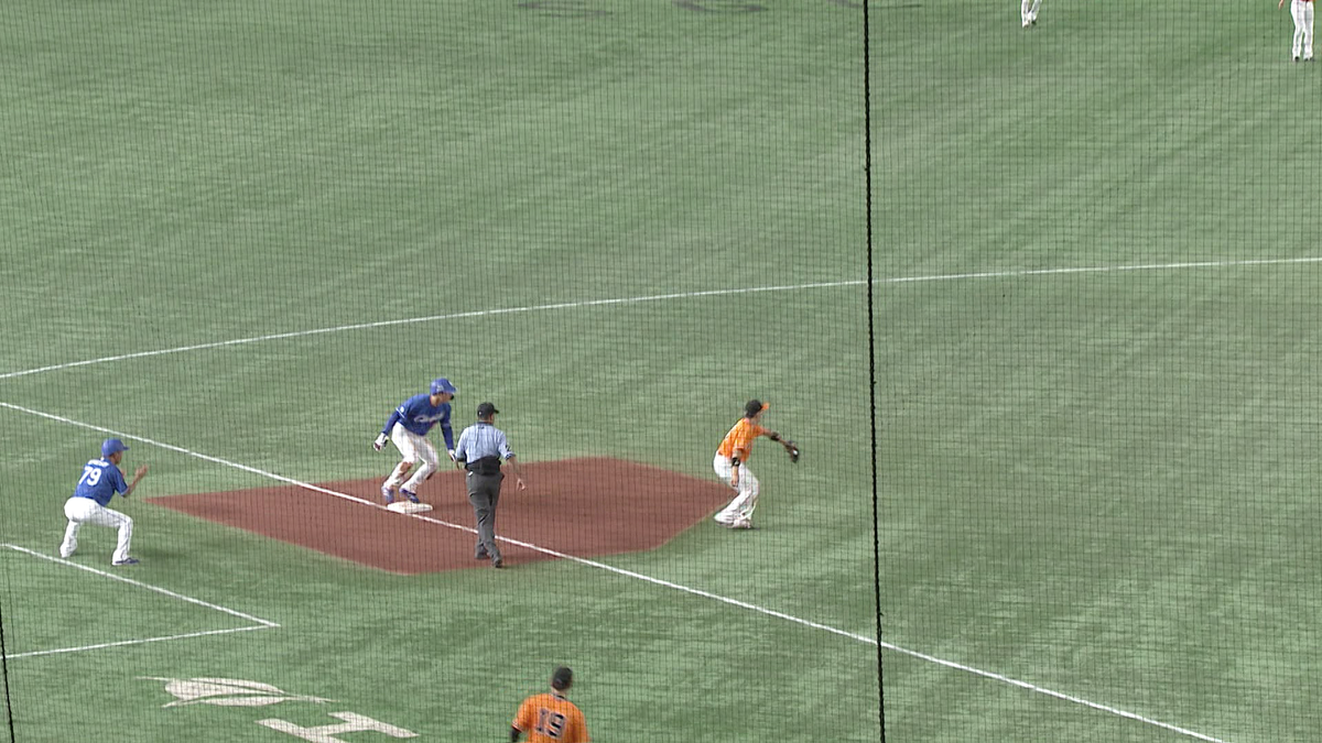 レフト・秋広優人選手の送球が3塁からそれる(画像:日テレジータス)