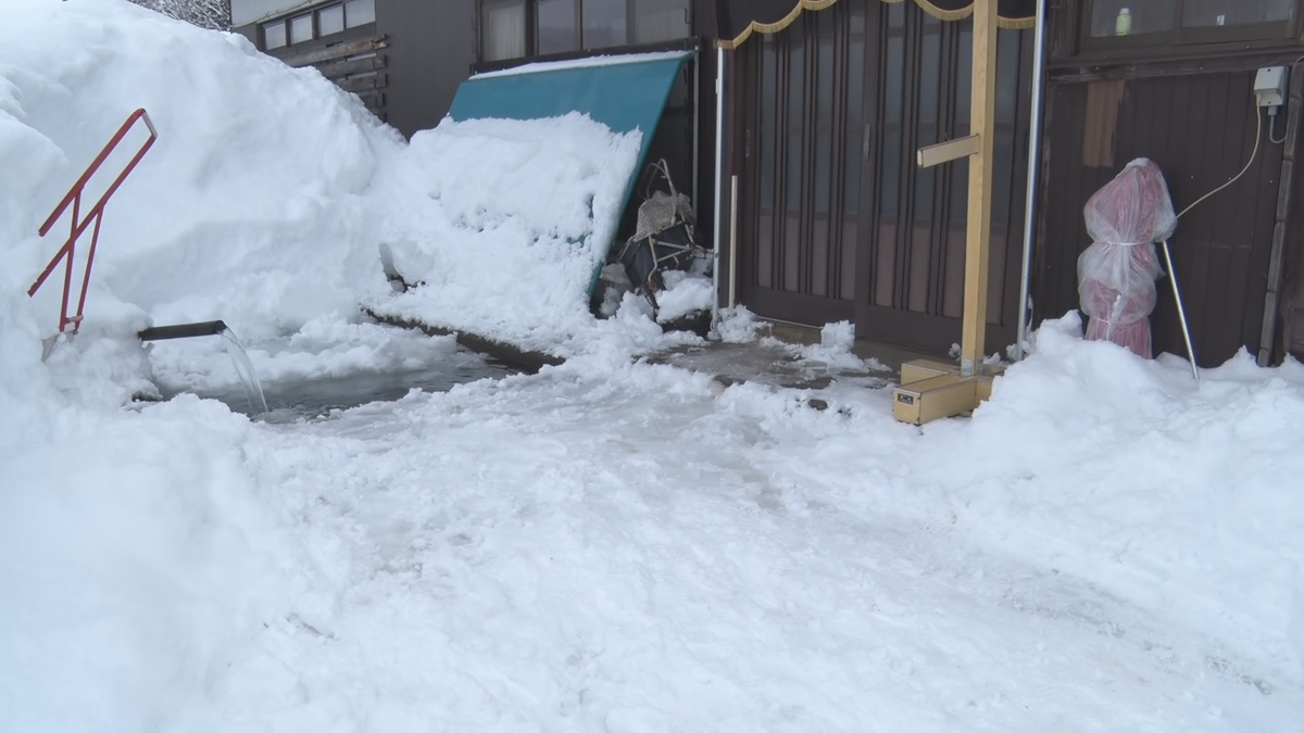 現場にはスコップ　豪雪地・栄村　玄関先の雪に埋もれた状態で96歳女性見つかる　搬送先の病院で死亡　屋根からの落雪に巻き込まれたか　