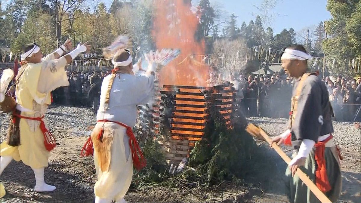 成田山新勝寺で年末恒例の「お焚き上げ」