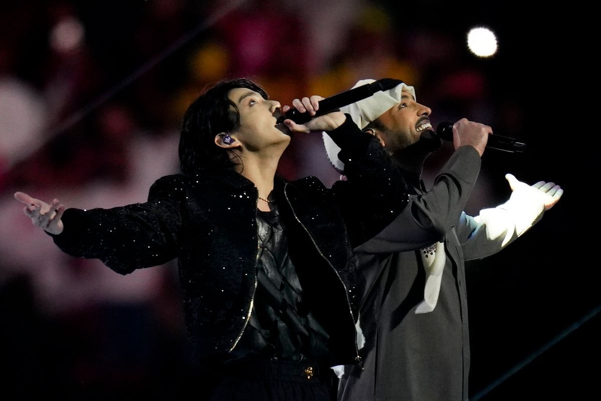 JUNG KOOKさんとカタールの歌手、ファハド・アル・クバイシさん（写真：AP/アフロ）